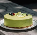 Gâteau citron yaourt moelleux et parfumé, garni de zestes de citron frais et saupoudré de sucre glace, idéal pour un goûter gourmand.