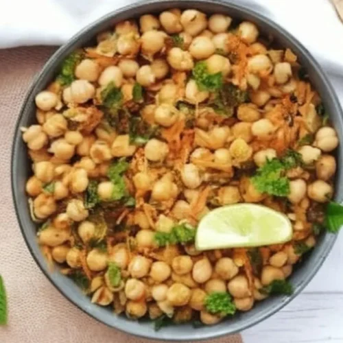 Cette salade fraîche et savoureuse combine pois chiches, herbes fraîches et une vinaigrette citronnée pour un repas léger et nourrissant, parfait pour l'été.