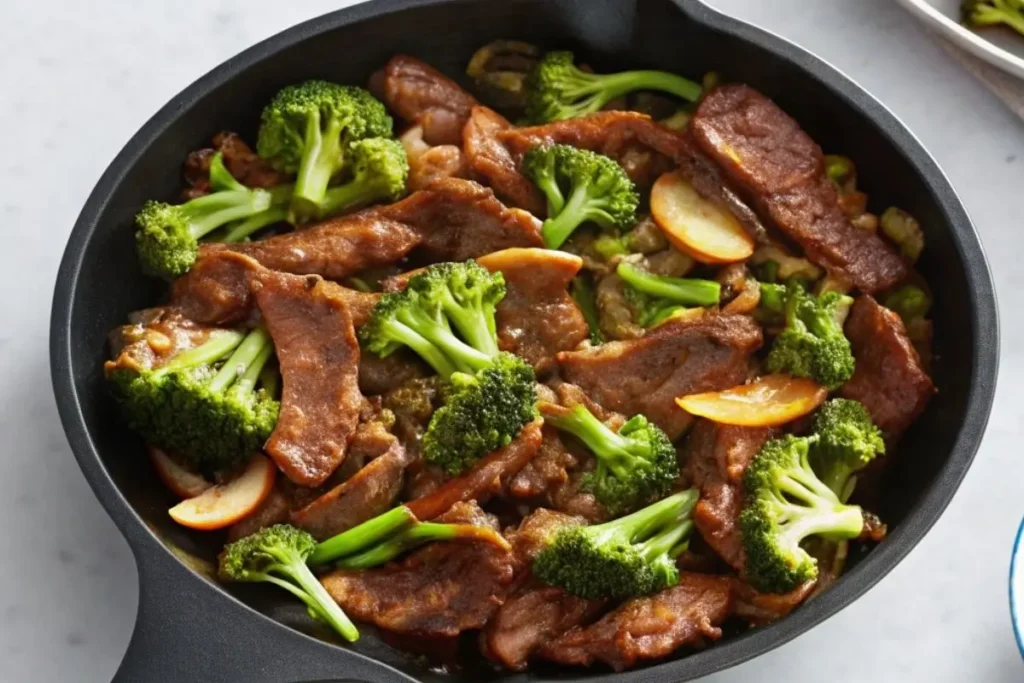 plat de bœuf au brocoli servi dans un Poêle sur une table élégante, avec une présentation appétissante.