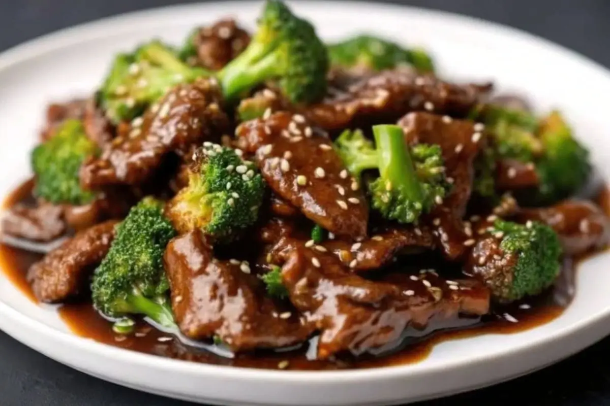 plat de bœuf au brocoli servi dans un plat sur une table élégante, avec une présentation appétissante.